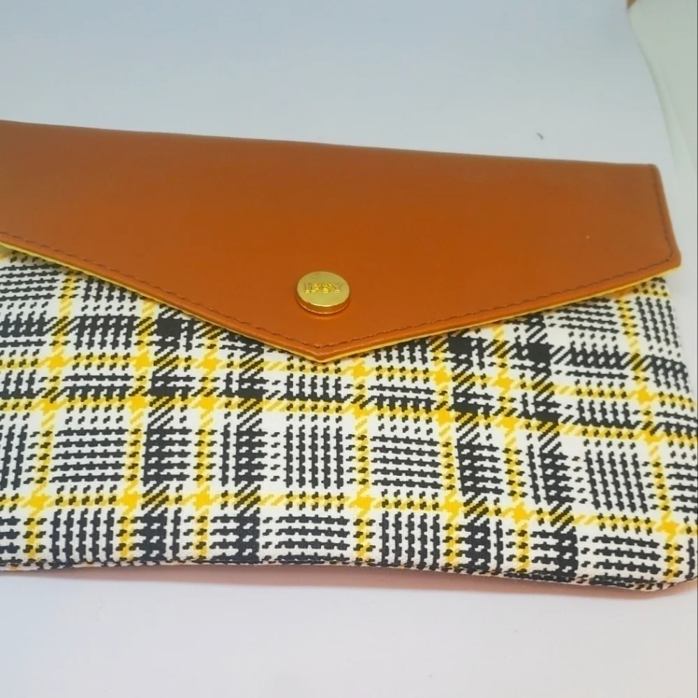 Ipsy new plaid makeup pouch with a snap closure